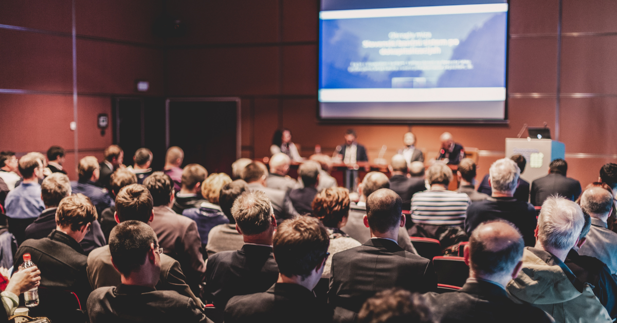 Jasa event organizer sedang mengelola acara seminar dengan sangat profesional