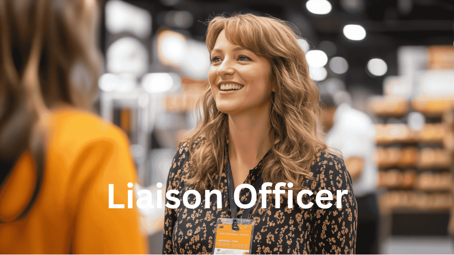 seoarang liaison officer yang sedang menjamu tamu MC acara