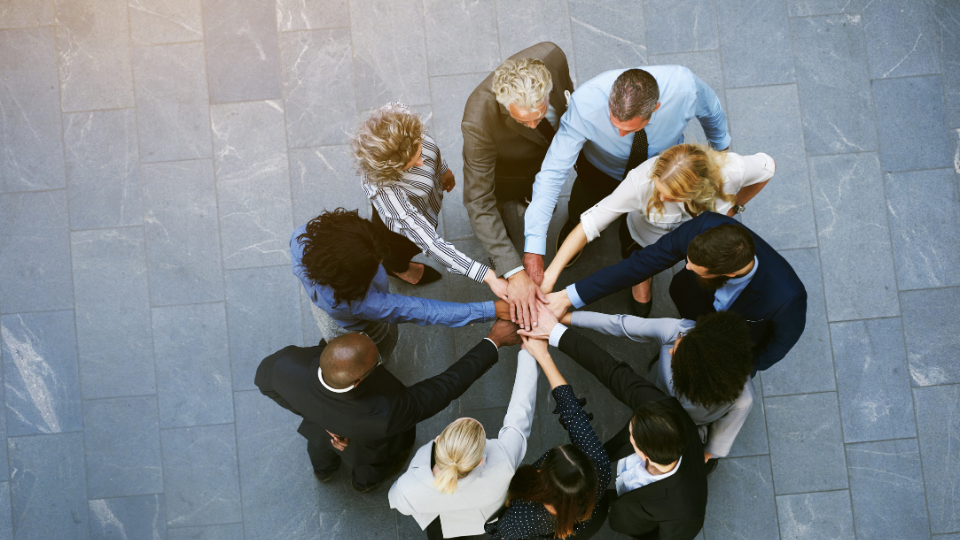 Memiliki struktur event organizer yang profesional dan solid mampu menyukseskan acara